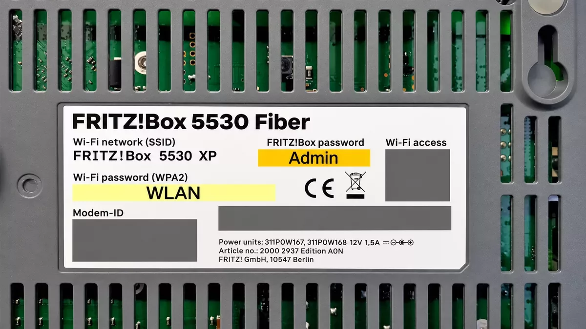 Unterseite der FRITZ!Box 5530 Fiber mit den Feldern für WLAN- und Administrationszugang
