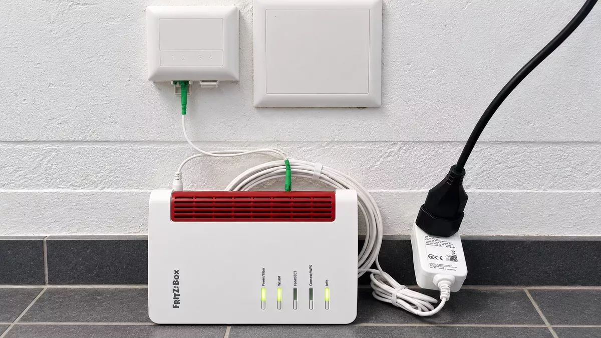 FRITZ!Box mit angeschlossenem Netzteil und Glasfaserkabel