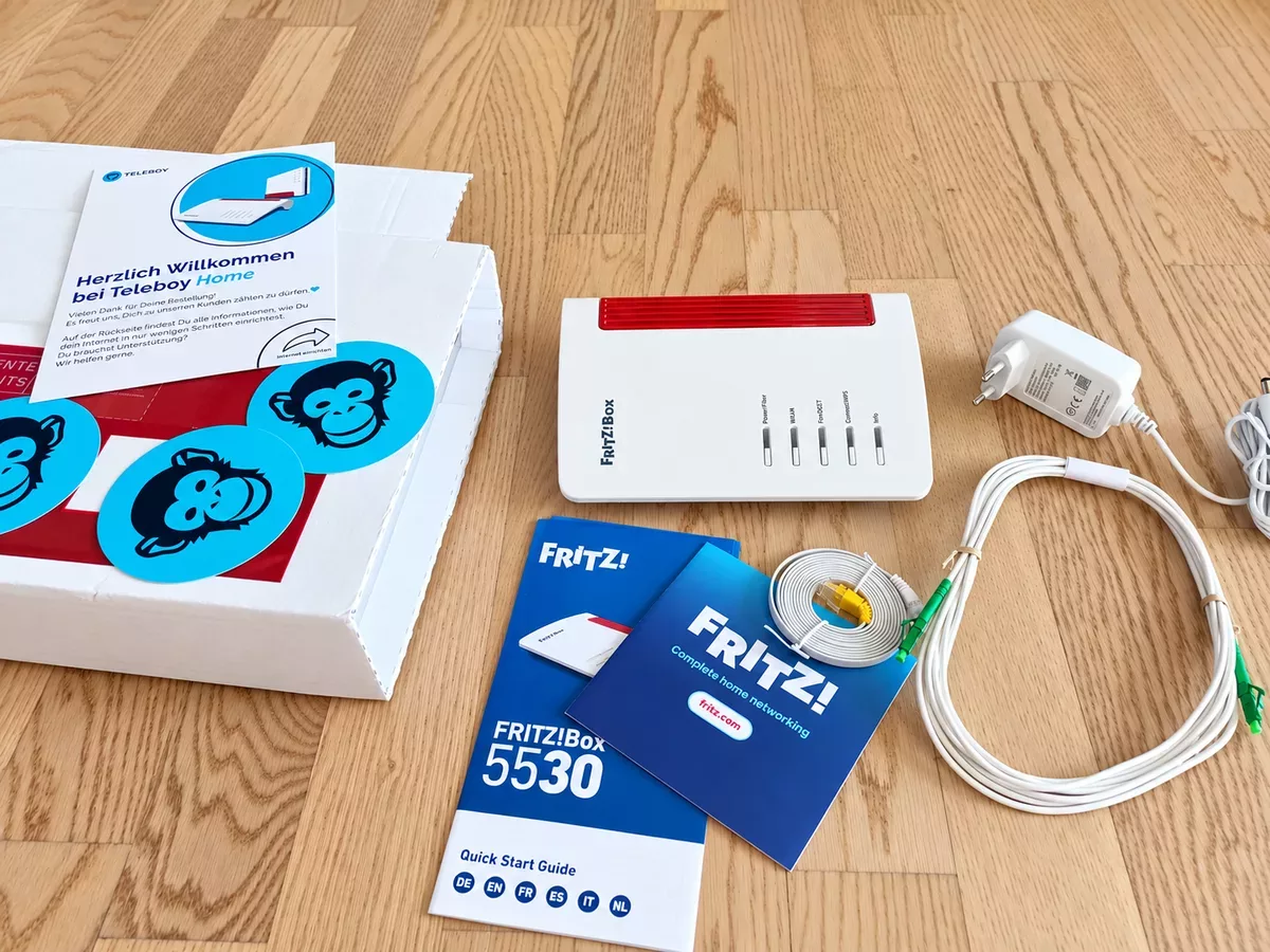 Teleboy-Lieferumfang mit FRITZ!Box 5530 Fiber, Kabeln und Installationsanleitung